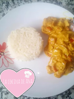 Una foto de Lomo de cerdo con nata al curry con arroz blanco