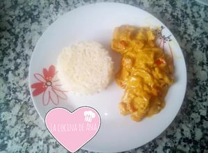 Foto principal de Lomo de cerdo con nata al curry con arroz blanco