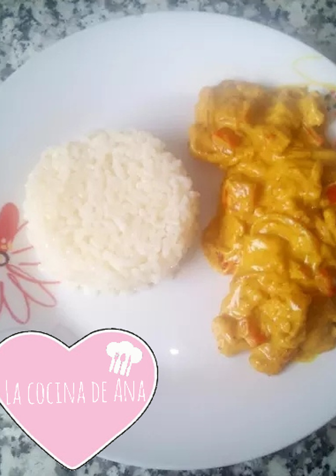 Una foto de Lomo de cerdo con nata al curry con arroz blanco