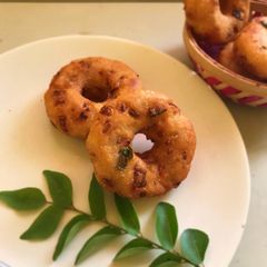 A picture of Instant bread medu vada.