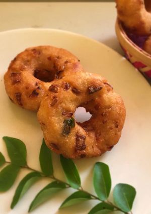 A picture of Instant bread medu vada.