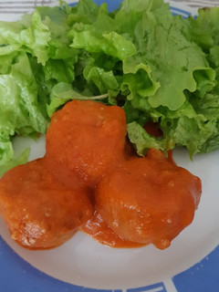 Una foto de Albóndigas de carne de pollo y cerdo