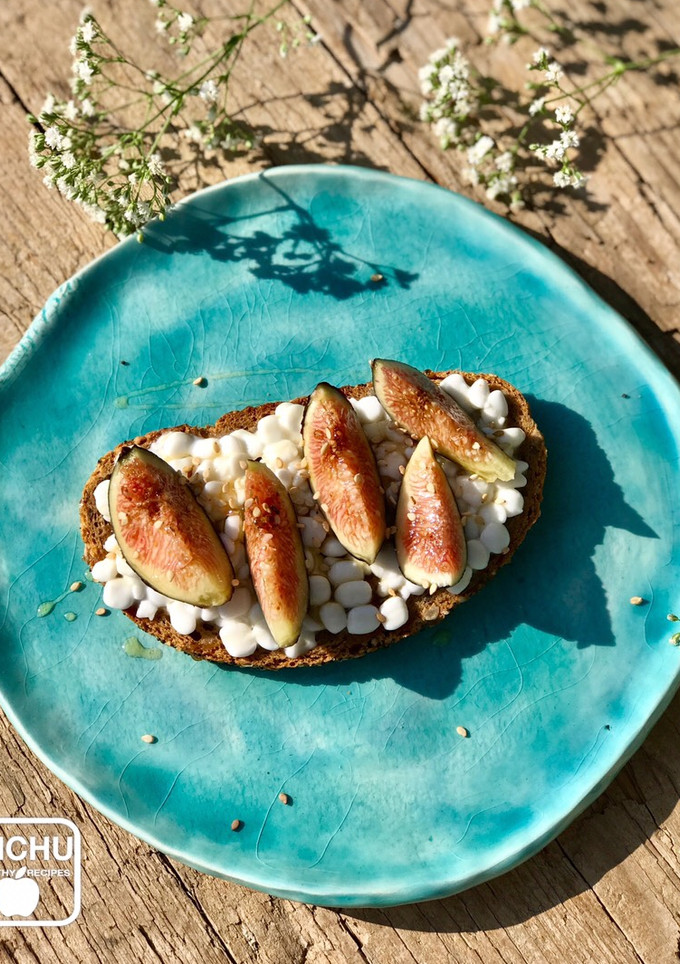 Una foto de Tostada de higos y queso granulado