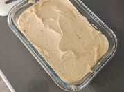 Una foto de cebolla hummus tahini