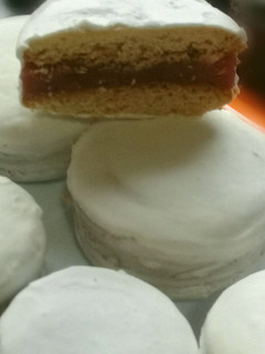 Una foto de Alfajores azucarados (de dulce de leche y de membrillo)