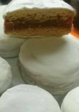 Una foto de Alfajores azucarados (de dulce de leche y de membrillo)