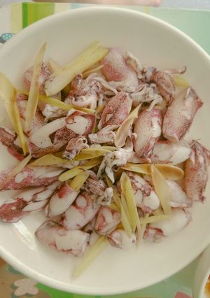 Hình của món Mực cơm luộc sả, gừng 🐙.