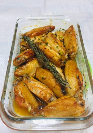Una foto de Wok de Alitas al Limón con Hierbas Aromáticas!🌿🍋
