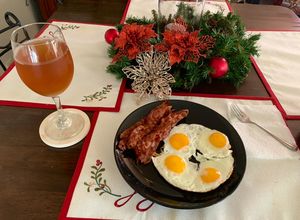 Una foto de Sunny Side Up eggs with bacon