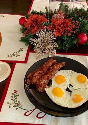 Una foto de Sunny Side Up eggs with bacon