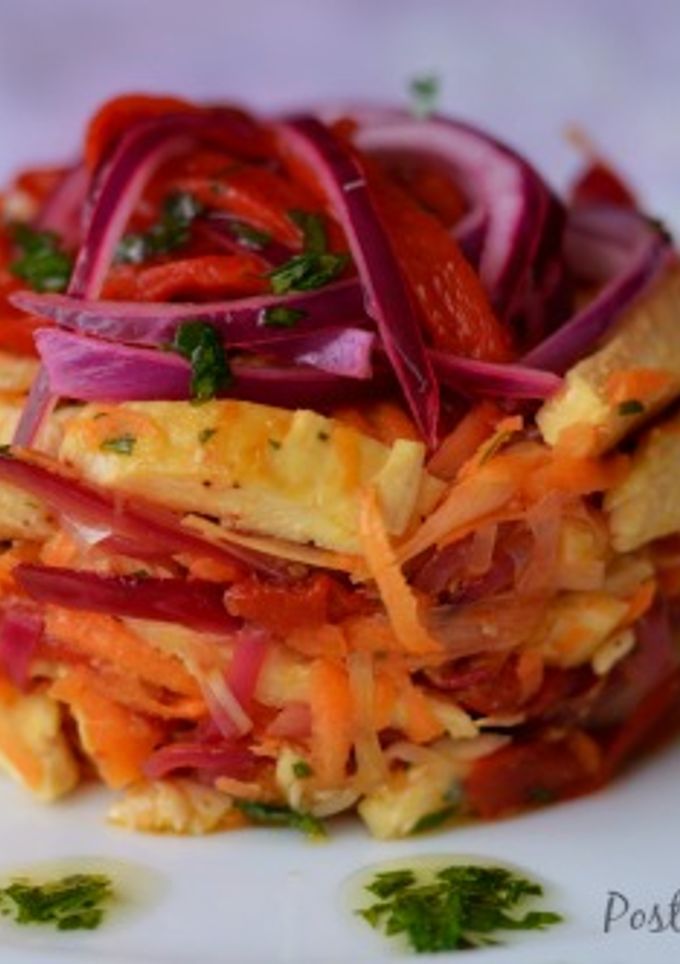 Una foto de Ensalada de pollo y pimientos
