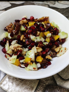 खजूर अनार अखरोट सलाद (Khajoor anar akhrot salad recipe in Hindi) रेसिपी मुख्य फोटो