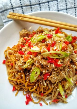 A picture of Hot Peanut & Chilli Noodles.