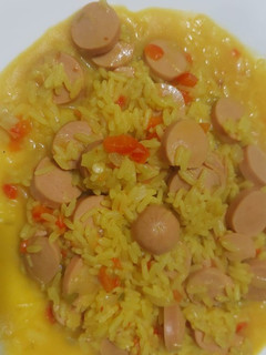 Una foto de Arroz amarillo con salchichas