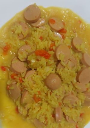 Una foto de Arroz amarillo con salchichas