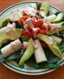 Ensalada de palmitos, aguacate y tomate con salsa golf