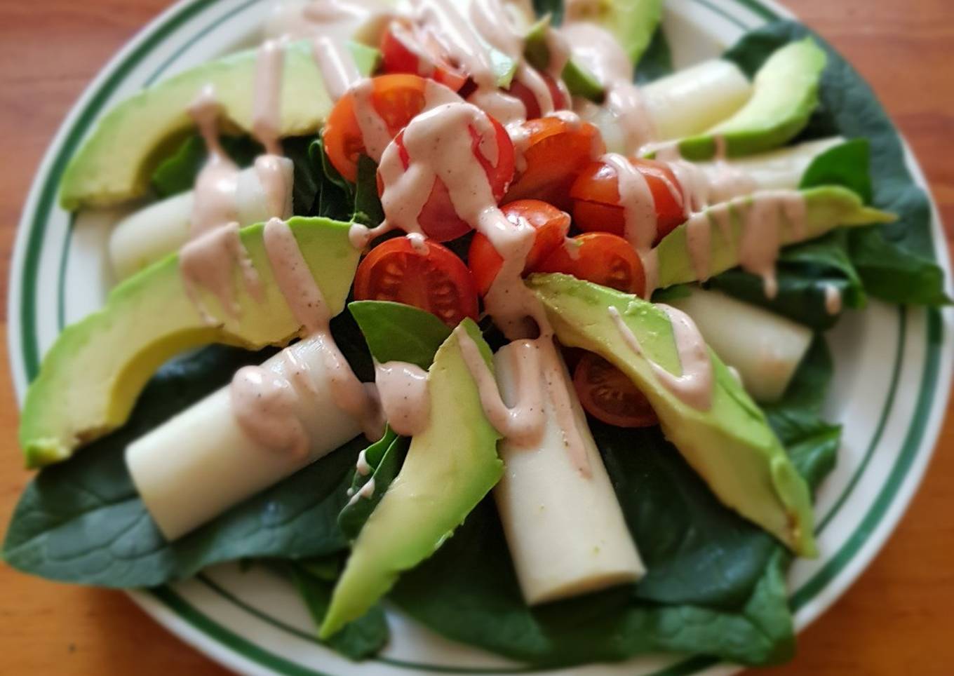 Ensalada de palmitos, aguacate y tomate con salsa golf