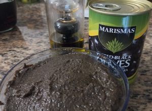 Una foto de Tapenade Vegano (Puré de Aceitunas Negras)