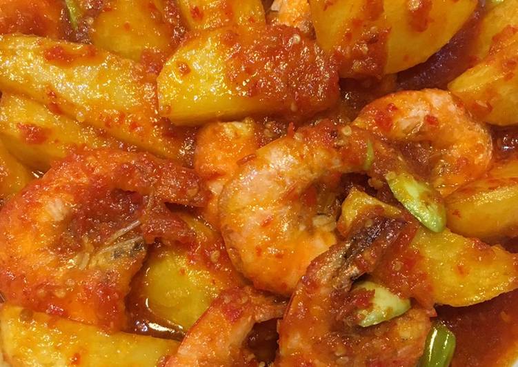 Bagaimana Menyiapkan Udang &amp; Kentang Balado, Enak