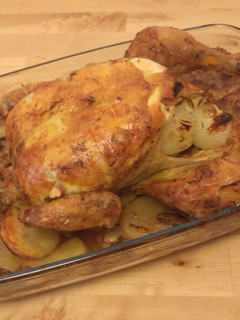 Una foto de Pollo asado con patatas y champiñones