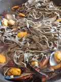 Tagliolini al nero di seppia con cozze e olive