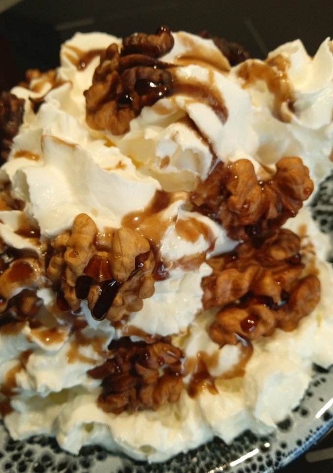 Una foto de Postres clásicos. Nata con nueces