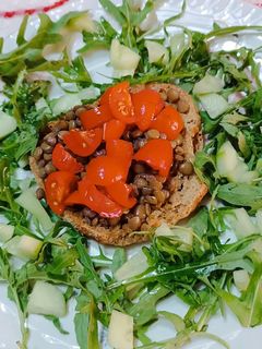 Foto di Frisella lenticchie e pomodori