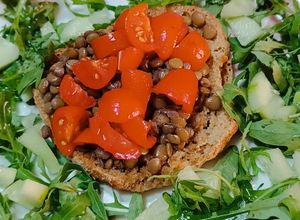 Foto di Frisella lenticchie e pomodori