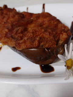 Una foto de Berenjenas rellenas de verduras gratinadas con queso de cabra