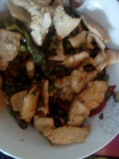 Una foto de Pechugas con verduras fritas