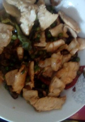 Una foto de Pechugas con verduras fritas
