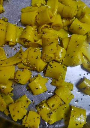 A picture of Khandvi.