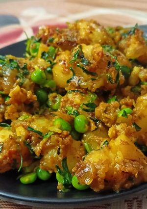 A picture of Aloo methi matar ki sabzi.