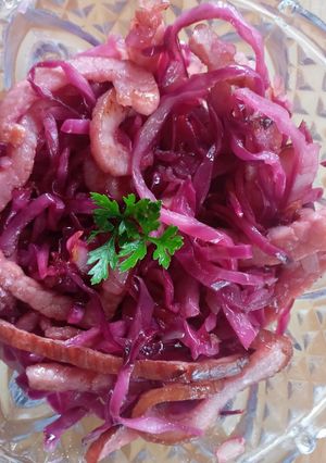 Una foto de Col agridulce con tocino