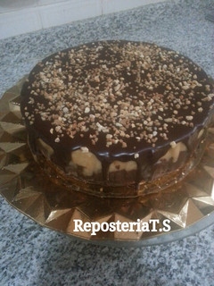 Una foto de Tarta de turrón duro y turron de chocolate almendrado