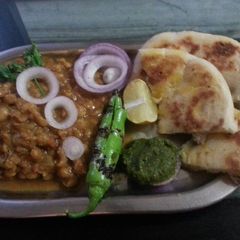 A picture of सफेद मटर कुलचा.