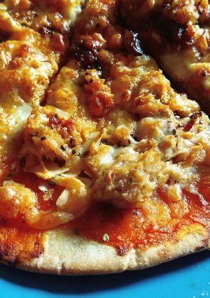 Una foto de Pizza de atún con virutas de coco, chía y mozzarella