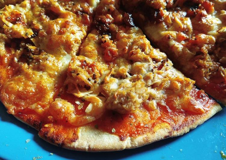 Pizza de atún con virutas de coco, chía y mozzarella
