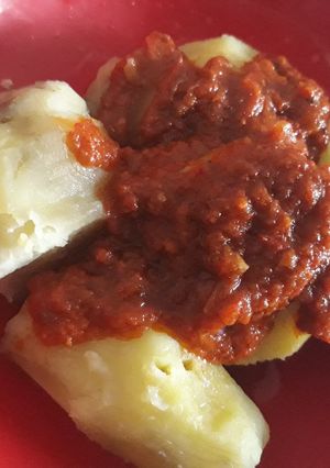 A picture of Sweet potatoes and pepper sauce.