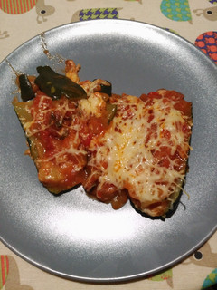 Una foto de Calabacines rellenos de verduras con queso emmental