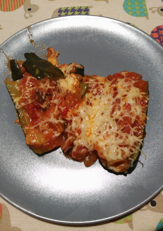Una foto de Calabacines rellenos de verduras con queso emmental