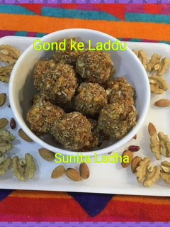 गोंद के स्वादिष्ट लड्डू रेसिपी मुख्य फोटो