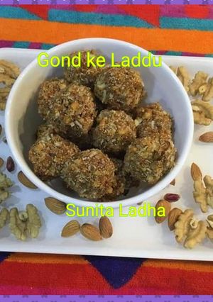 गोंद के स्वादिष्ट लड्डू रेसिपी मुख्य फोटो