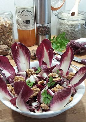 Une photo de Salade d'endives rouges, noix et poire