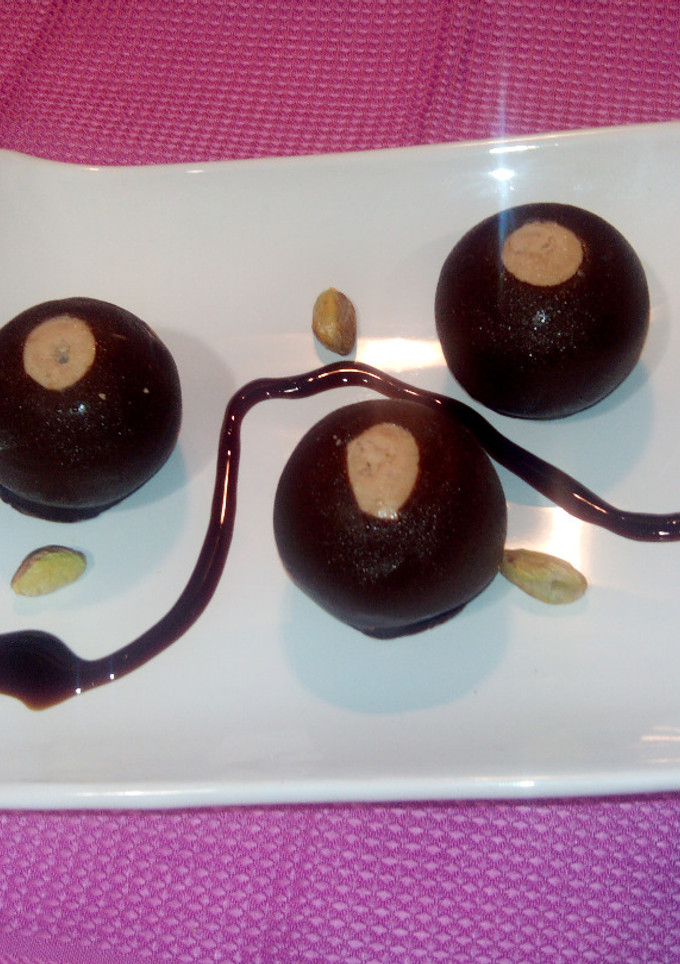 Una foto de Bombon de foie con reducción de pedro ximenez