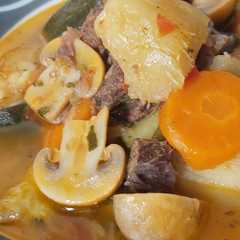 Una foto de Estofado de ternera, verduras y yuca (la receta de mi casa)