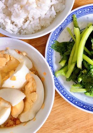 A picture of Boiled Chrysanthemum Greens & Eggs Mashed with Fish Sauce.
