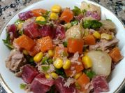 Una foto de ensalada de remolacha choclo