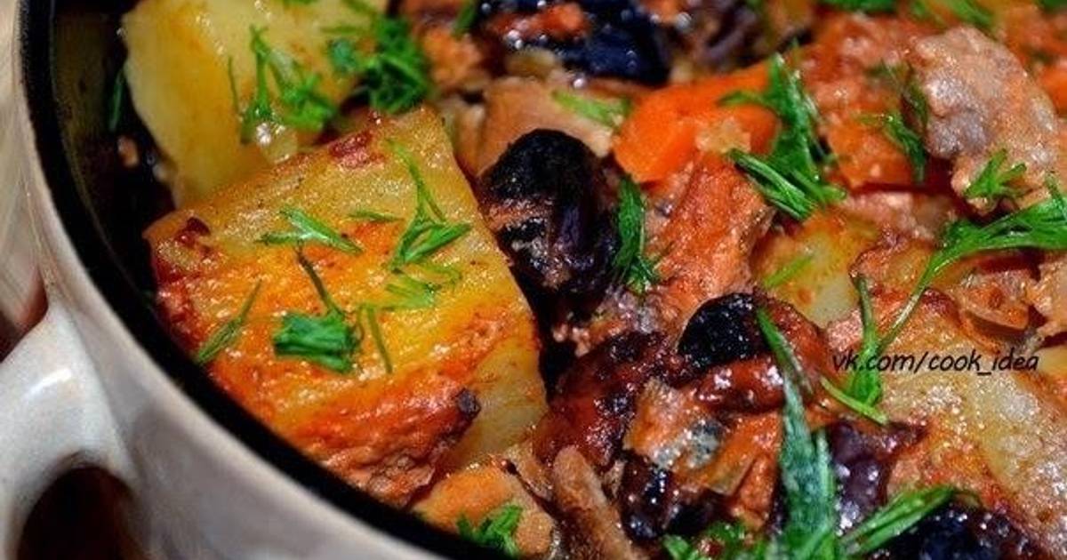 Жаркое из свинины в духовке рецепт. Свинина с овощами. Мясо с овощами в духовке. Свинина с овощами в горшочках. Тушёные овощи с мясом в духовке.