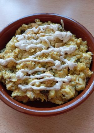 Una foto de Revuelto de salmón con anchoas y alcaparras 😋😋😋😋😋